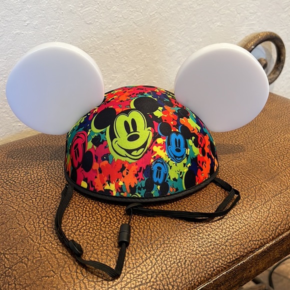 Mickey Mouse Cap Head with Big Ears lights on with batteries (AAA) display use! - Picture 3 of 9